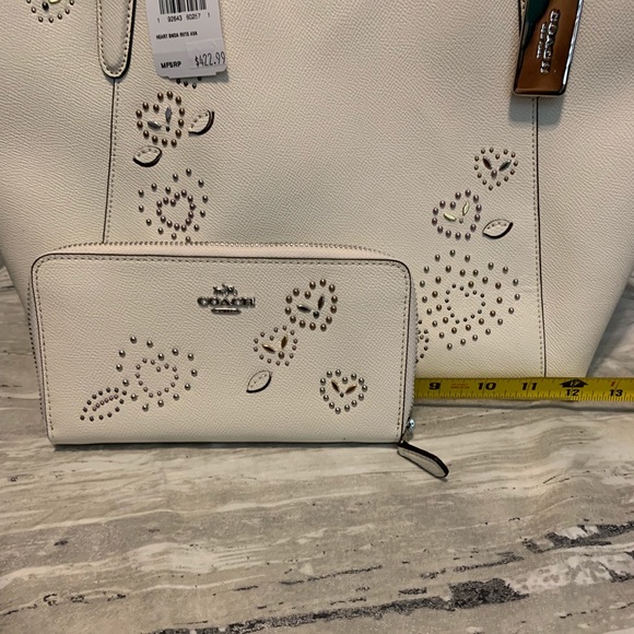 Beautiful & chic Coach tote and wallet with rivets - Picture 3 of 7